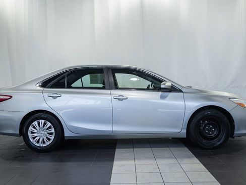Used 2017 Toyota Camry LE FWD image 3