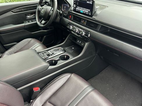 Certified 2025 Honda Pilot Black Edition image 17
