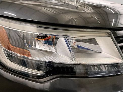 Used 2018 Ford Explorer XLT w/ Equipment Group 202A FWD image 28