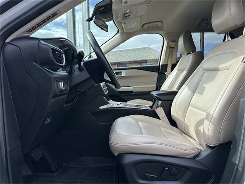Used 2022 Ford Explorer XLT w/ Equipment Group 202A image 10