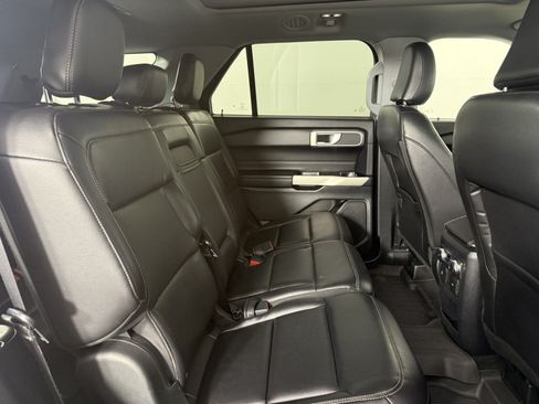 Used 2021 Ford Explorer XLT w/ Equipment Group 202A AWD/4WD image 13