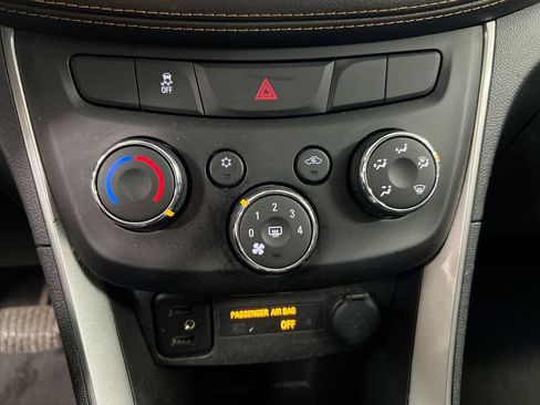Used 2020 Chevrolet Trax LT w/ LT Convenience Package AWD/4WD image 16