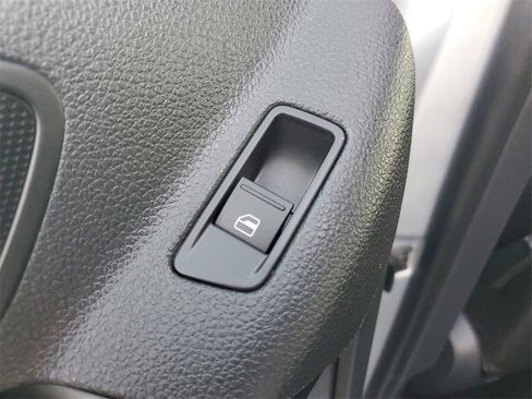 Used 2017 Volkswagen Tiguan S image 16