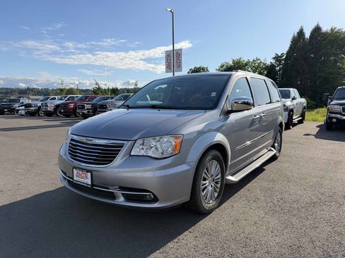 Used 2014 Chrysler Town & Country Touring-L w/ Driver Convenience Group FWD image 4