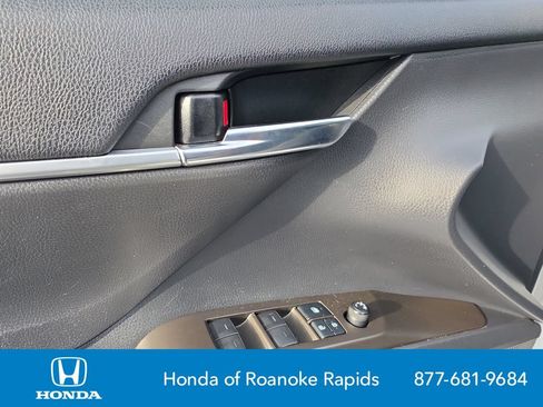 Used 2022 Toyota Camry SE FWD image 11