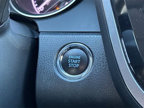 Used 2020 Toyota Camry XLE image 24