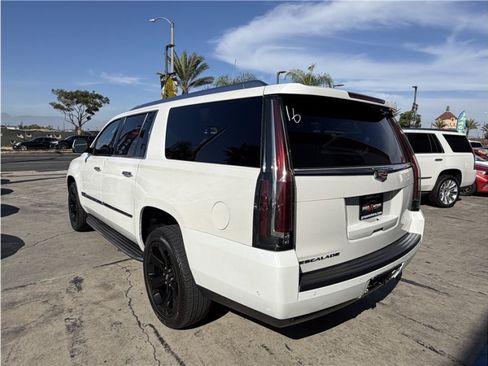 Used 2018 Cadillac Escalade ESV Luxury RWD image 4