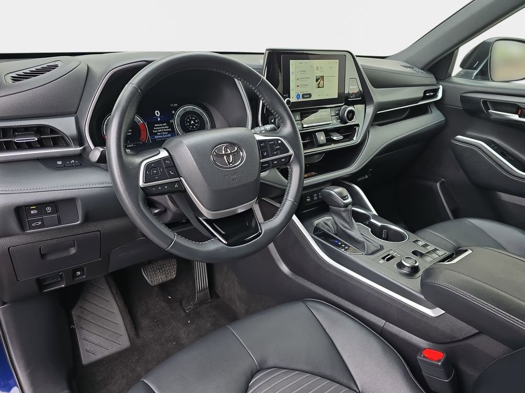 Used 2025 Toyota Highlander XSE AWD/4WD image 19