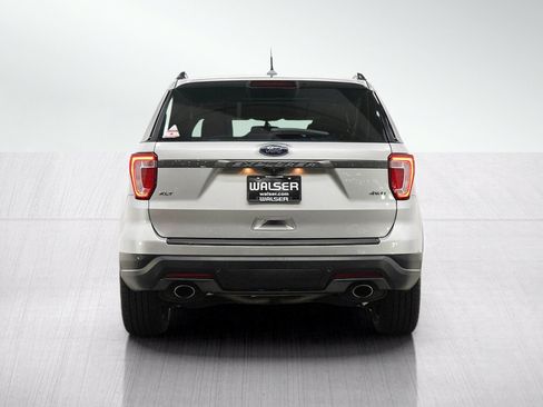 Used 2018 Ford Explorer XLT w/ Equipment Group 202A AWD/4WD image 4