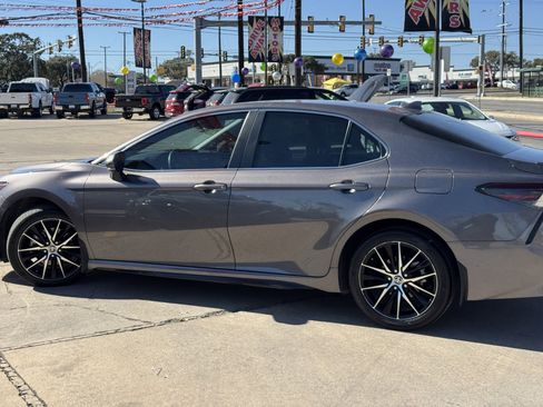 Used 2022 Toyota Camry SE image 8