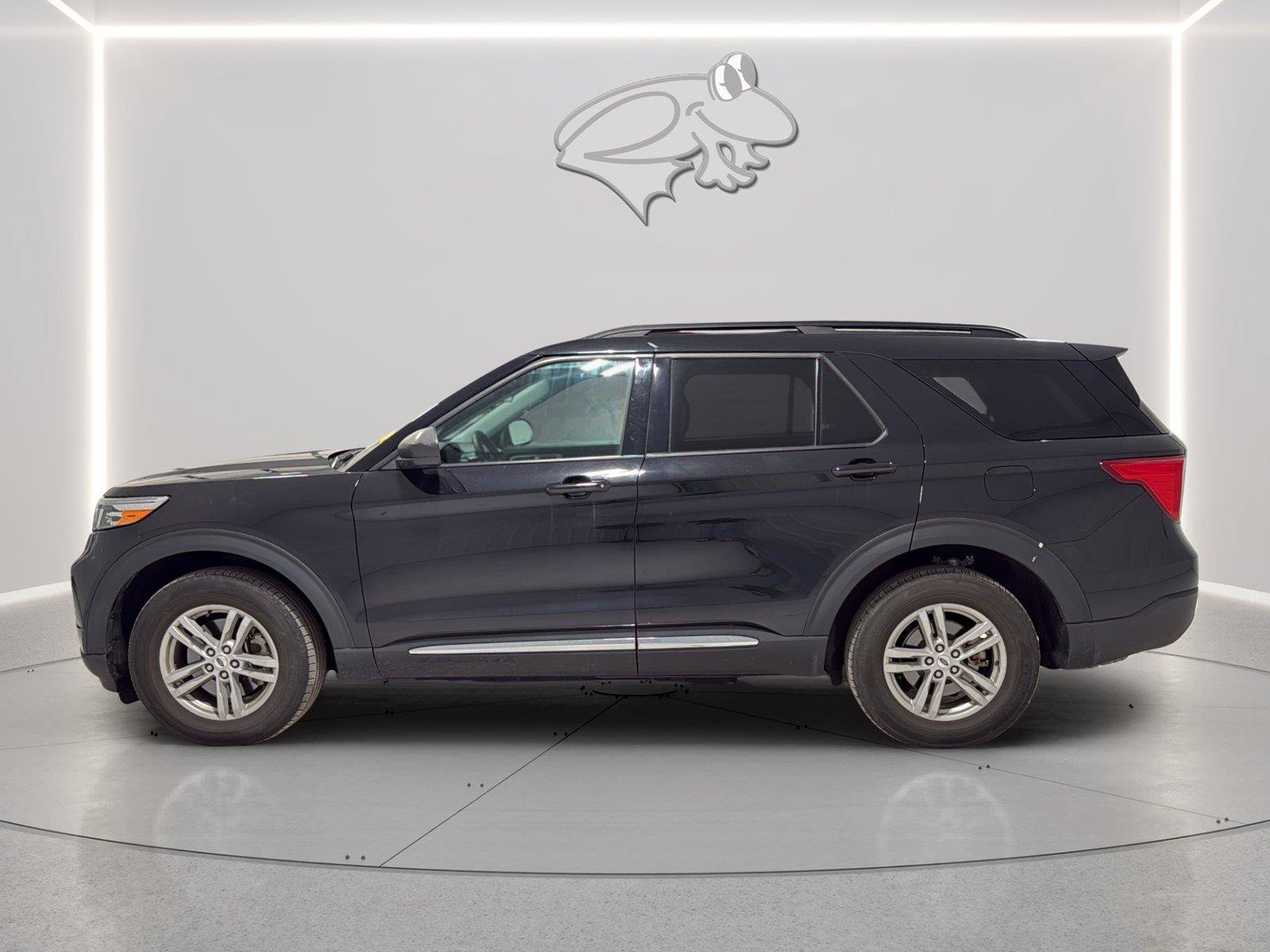 Used 2023 Ford Explorer XLT AWD/4WD image 2