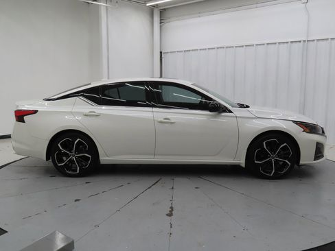 Used 2024 Nissan Altima 2.5 SR w/ SR Premium Package image 2