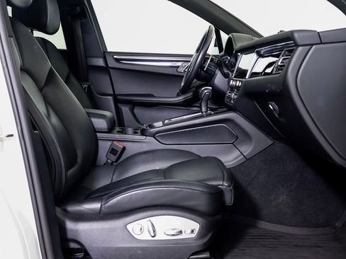 Certified 2024 Porsche Macan w/ Premium Plus Package image 8