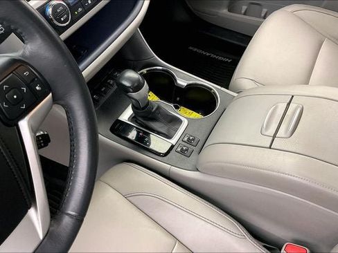 Used 2015 Toyota Highlander XLE AWD/4WD image 16