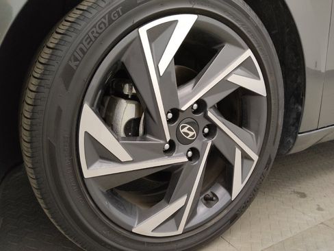 Used 2025 Hyundai Elantra SEL FWD image 31