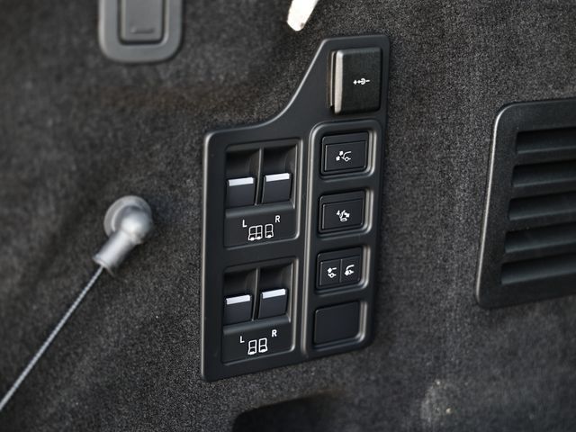 Used 2025 Land Rover Discovery Metropolitan Edition AWD/4WD image 38