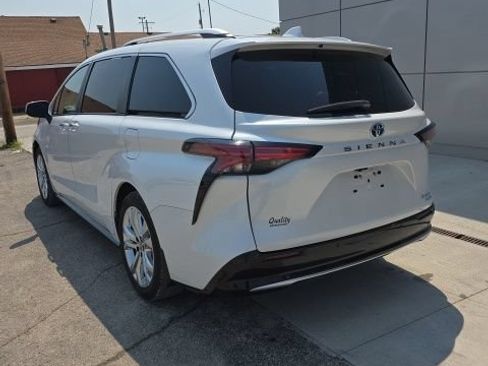 Used 2023 Toyota Sienna Platinum FWD image 8