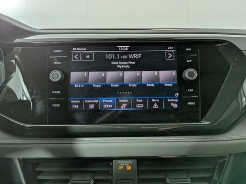 Used 2022 Volkswagen Taos SEL w/ Panoramic Sunroof Package image 19