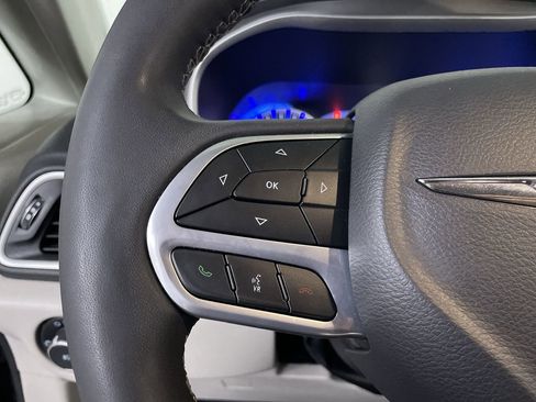 Used 2023 Chrysler Pacifica Touring-L FWD image 26