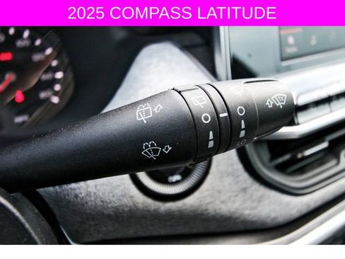 Used 2025 Jeep Compass Latitude image 17