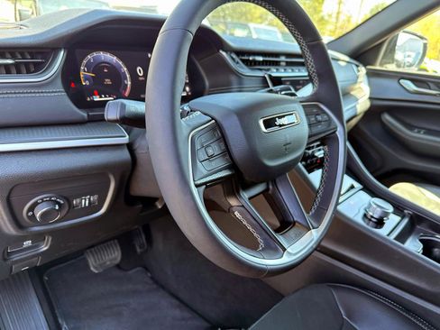 Used 2025 Jeep Grand Cherokee Altitude AWD/4WD image 11