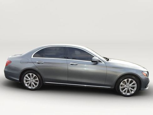 Used 2017 Mercedes-Benz E 300 4MATIC image 8