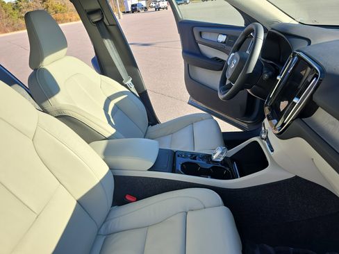 Used 2023 Volvo XC40 B5 Ultimate w/ Protection Package Premier image 10