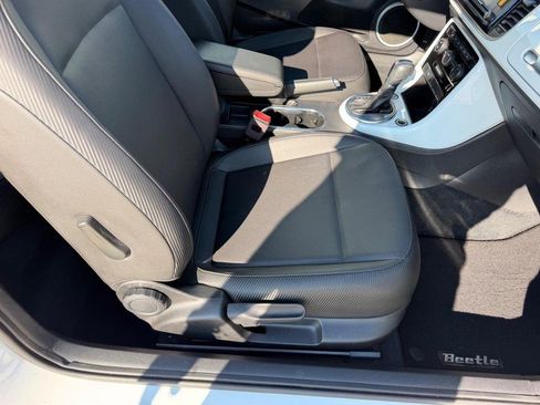 Used 2018 Volkswagen Beetle 2.0T SE FWD image 17
