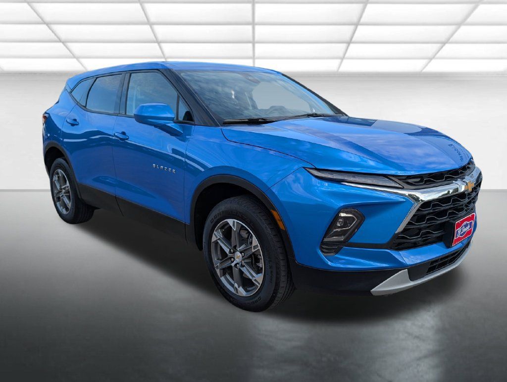 Used 2025 Chevrolet Blazer LT FWD image 1