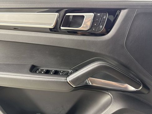Certified 2023 Porsche Cayenne Turbo AWD/4WD image 33