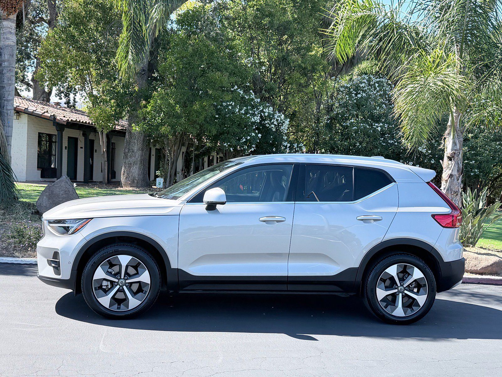 Used 2025 Volvo XC40 B5 Plus AWD/4WD image 2