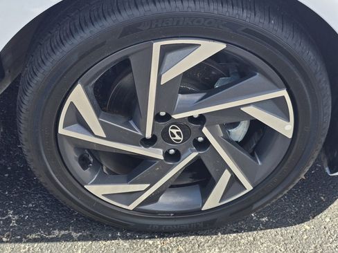 Used 2025 Hyundai Elantra Limited FWD image 19