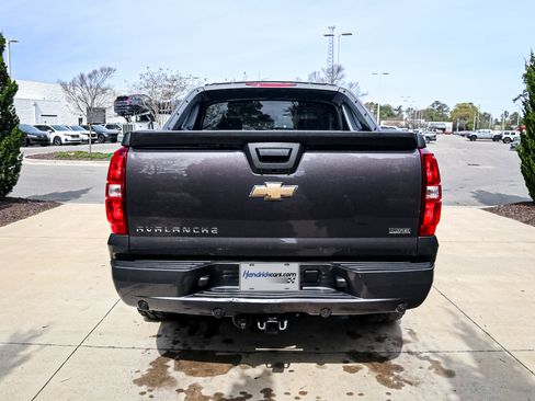 Used 2011 Chevrolet Avalanche LT w/ Regional Value Package image 9