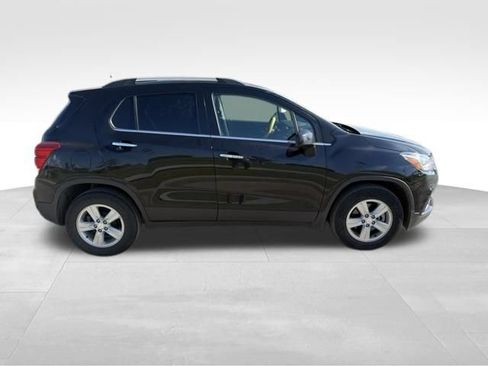 Used 2019 Chevrolet Trax LT w/ LT Convenience Package FWD image 2