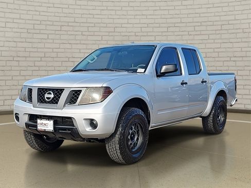 Used 2018 Nissan Frontier SV image 1
