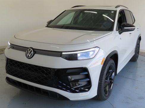 New 2026 Volkswagen Tiguan SE R-Line FWD image 8