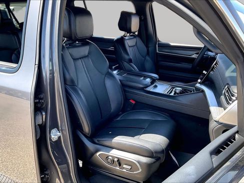 Used 2024 Jeep Wagoneer L Series II w/ Flexible Seating Group RWD image 9