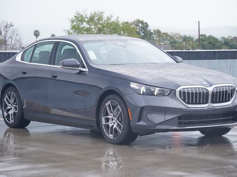 New 2026 BMW i5 eDrive40 w/ Premium Package image 3