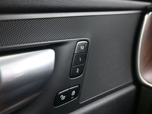 Used 2023 Volvo XC60 B5 Plus image 29