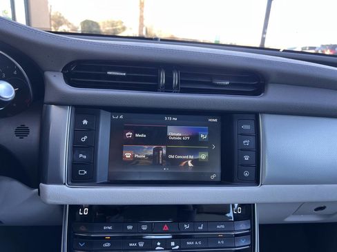 Used 2017 Jaguar XF Premium image 13