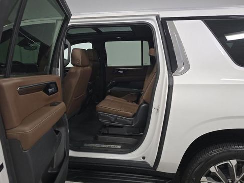 Used 2025 Chevrolet Suburban High Country w/ Sun And Tow Package image 5