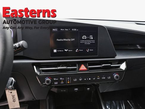 Used 2025 Kia Niro LX FWD image 11