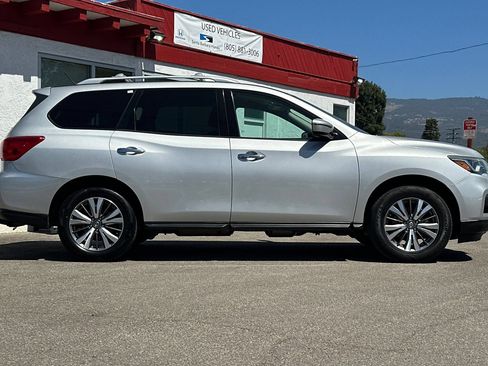 Used 2017 Nissan Pathfinder SV FWD image 3