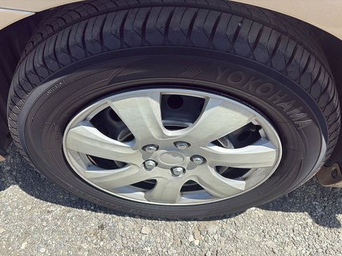 Used 2011 Toyota Camry LE FWD image 4