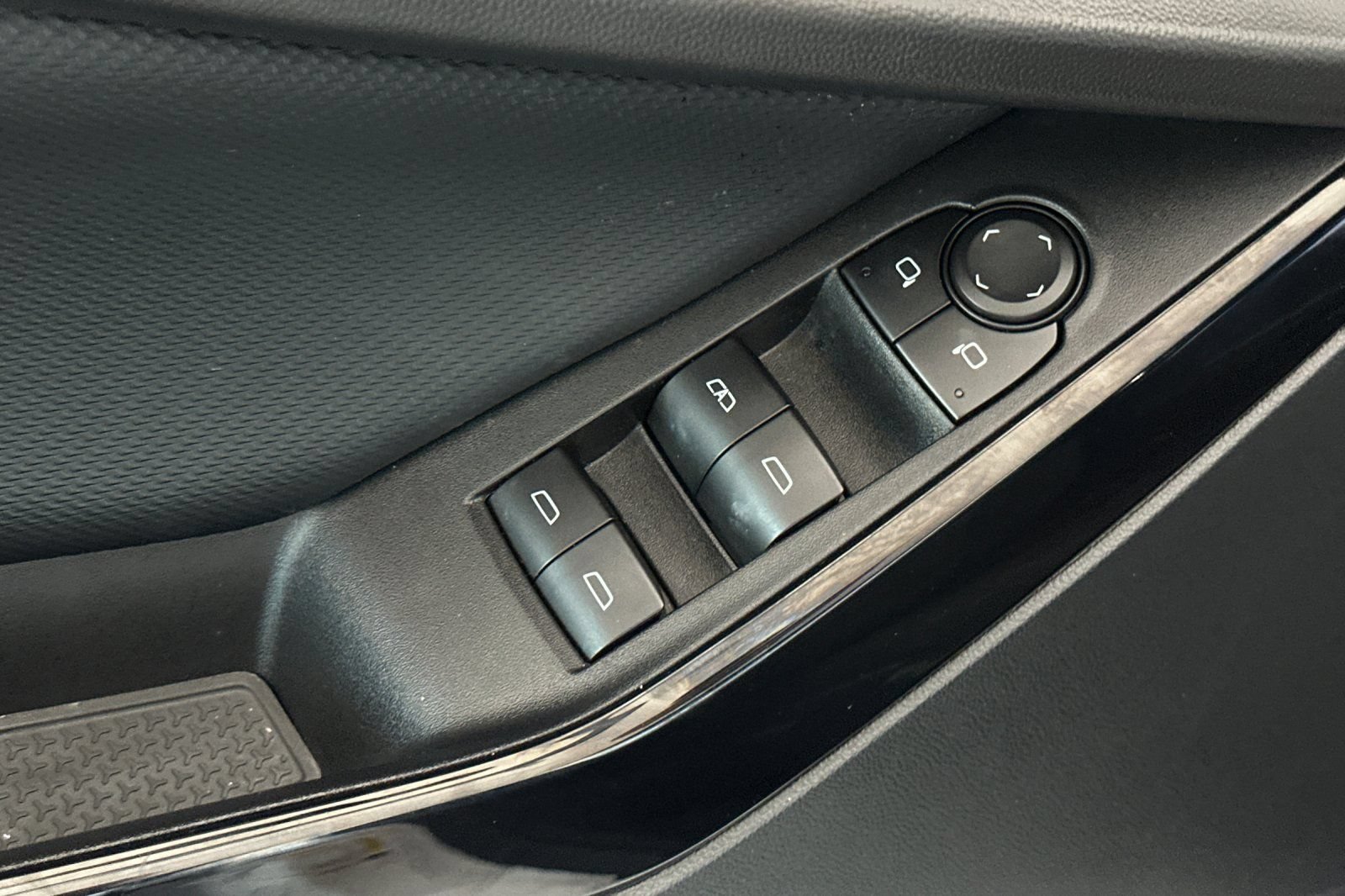 Used 2025 Chevrolet Equinox LT FWD image 12