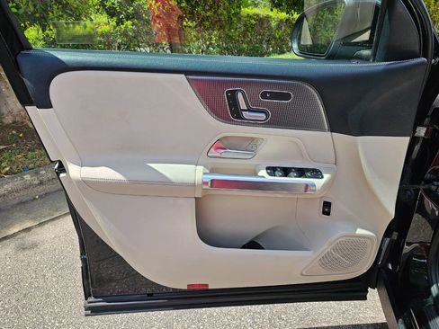 Used 2020 Mercedes-Benz GLB 250 w/ Premium Package image 9