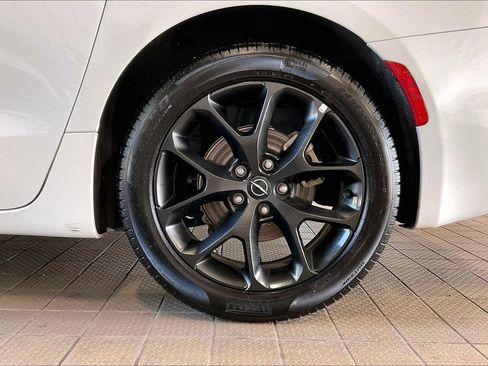 Used 2025 Chrysler Pacifica Limited FWD image 34