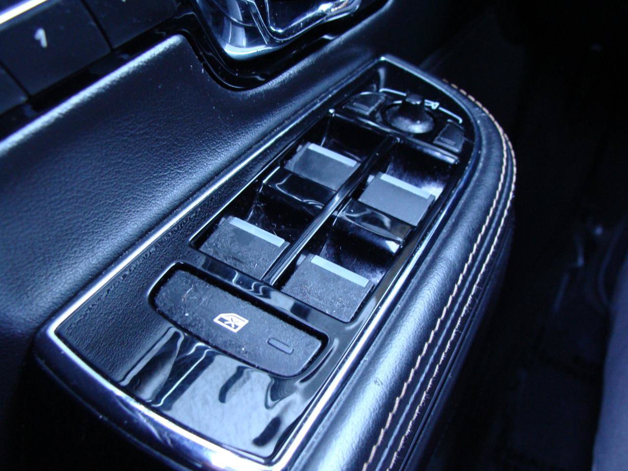 Used 2014 Jaguar XJ R RWD image 32
