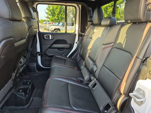 Used 2024 Jeep Gladiator Rubicon w/ Technology Group AWD/4WD image 37