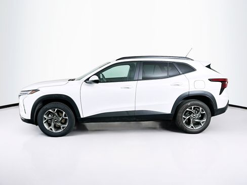 Used 2025 Chevrolet Trax LT FWD image 4